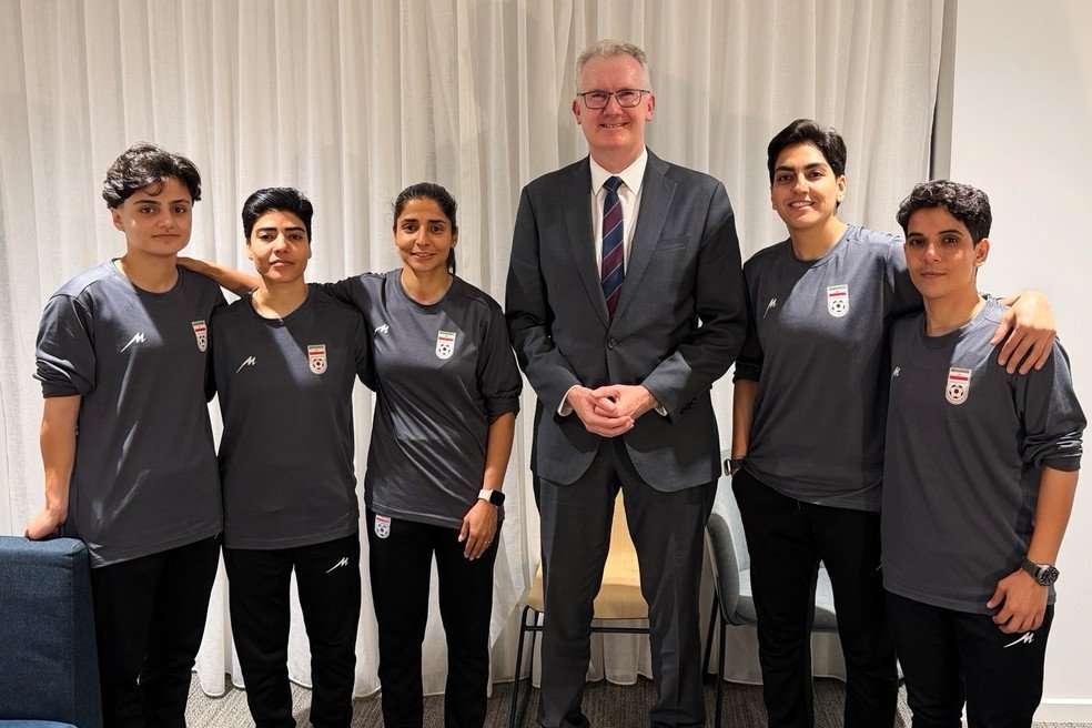 Ministro Tony Burke com jogadoras iranianas que receberam asilo na Austrália