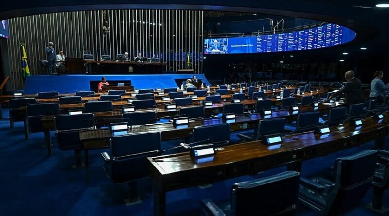 Senado vota projeto que inclui misoginia na Lei do Racismo nesta terça-feira (24)