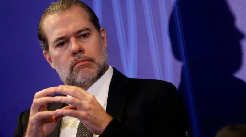 Senador coleta assinaturas para instaurar CPI contra Moraes e Toffoli no caso Master