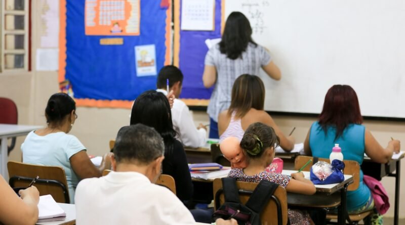 Servidores da educação de Minas Gerais entram em greve a partir de quarta-feira, 4 de março