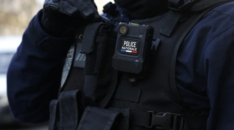 Suspeito de 17 anos é detido após tentativa de atentado a bomba em Paris