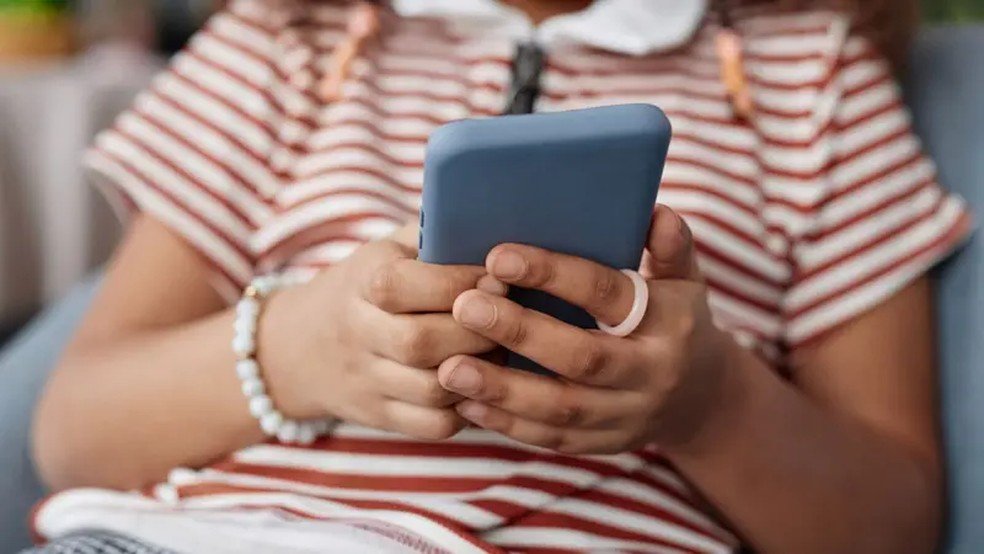 Adolescente com celular