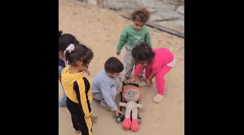 Vídeo de crianças encenando funeral em Gaza causa comoção nas redes sociais