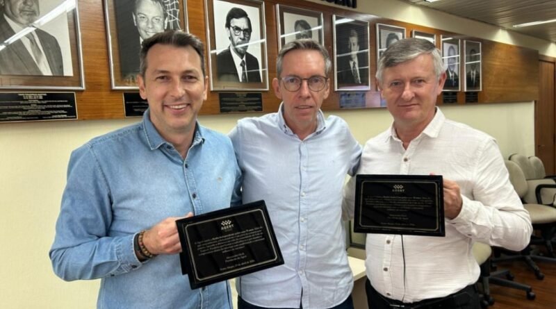 Agert presta homenagem às trajetórias das rádios Independente e Santa Cruz