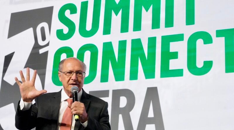 Alckmin afirma que popularidade reflete o momento atual e que Lula pode demonstrar avanços no Brasil