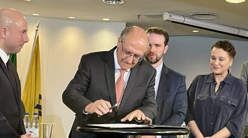 Alckmin destaca espírito federativo de Lula em evento sem Tarcísio para assegurar crédito de R$ 2,57 bilhões ao governo paulista