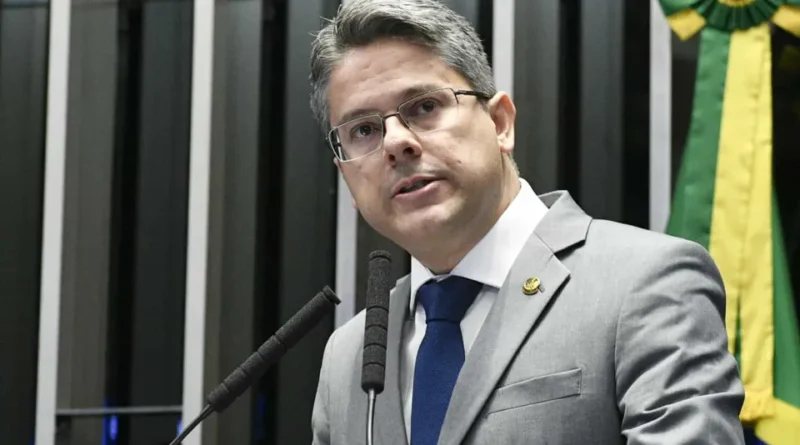 Alessandro Vieira revela que escritório da esposa de Moraes ajuiza ação contra ele