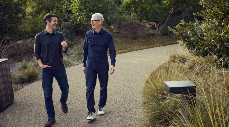 Apple anuncia mudança na liderança: Tim Cook se despede e John Ternus assume como novo CEO