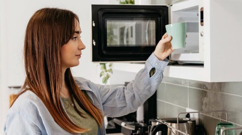 Aquecimento de água, leite e café no micro-ondas pode trazer riscos à saúde e segurança