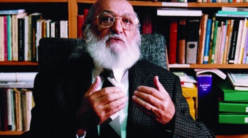 Ato em SP critica utilização de escola pública em filme contra Paulo Freire