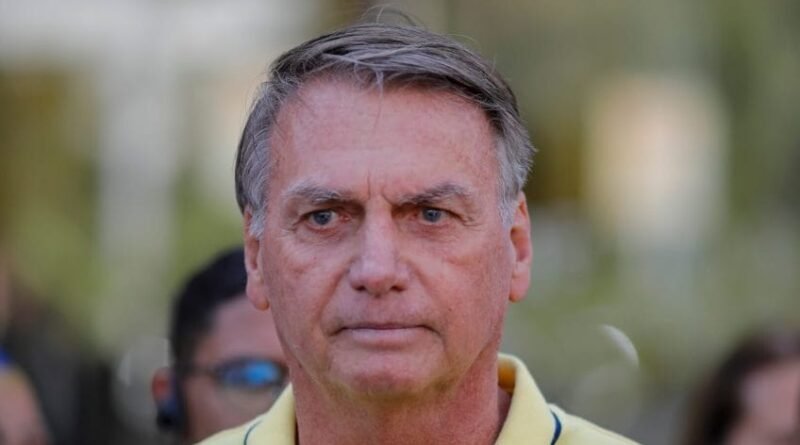 Bolsonaro é considerado apto para cirurgia no ombro, informa defesa ao STF