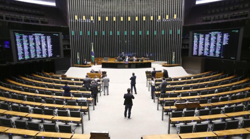 Câmara adia votação do projeto sobre terras raras após pressão do governo