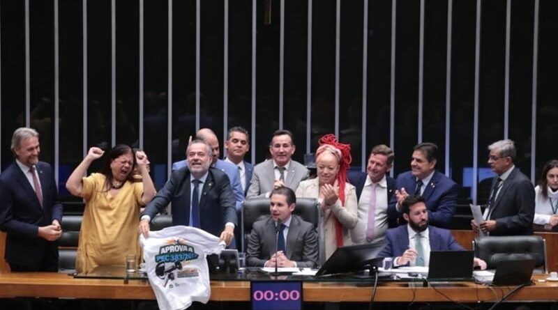 Câmara aprova em primeiro turno proposta de emenda constitucional que institui piso salarial para assistência social