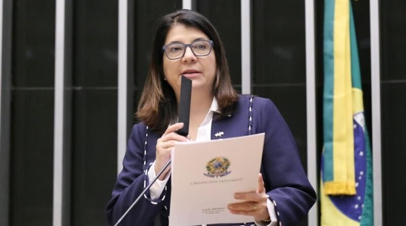 Carla Dickson sugere equiparação do antissemitismo ao crime de racismo