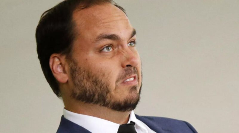 Carlos Bolsonaro critica divisão de tempo nas visitas ao pai entre os irmãos