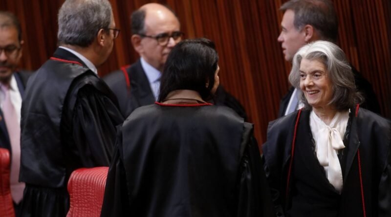 Cármen Lúcia comunica saída antecipada da presidência do TSE
