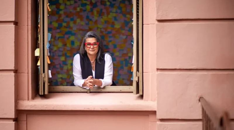 Chris Cidade Dias lança A Mulher que Ouvia os Quadros, obra que transita do infantil ao romance