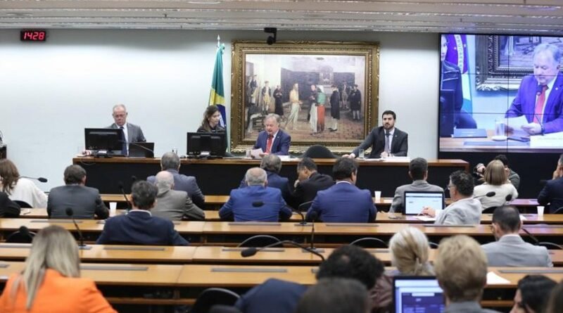 Comissão de Finanças aprova lista de candidatos ao TCU