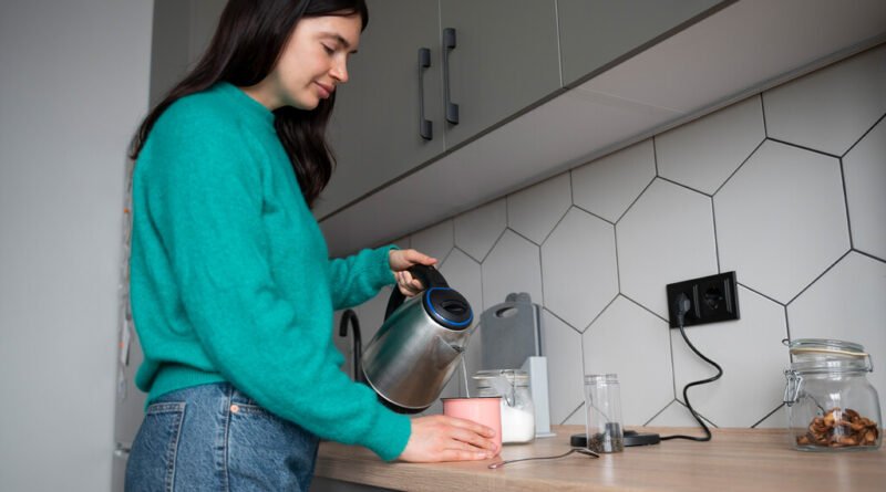 Cresce a prática do "Chinamaxxing" com aumento do consumo de água quente pela manhã e ciência aponta seus benefícios