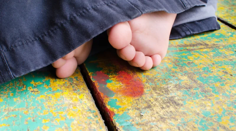 Criança de um ano morre após engasgar com unha postiça da mãe