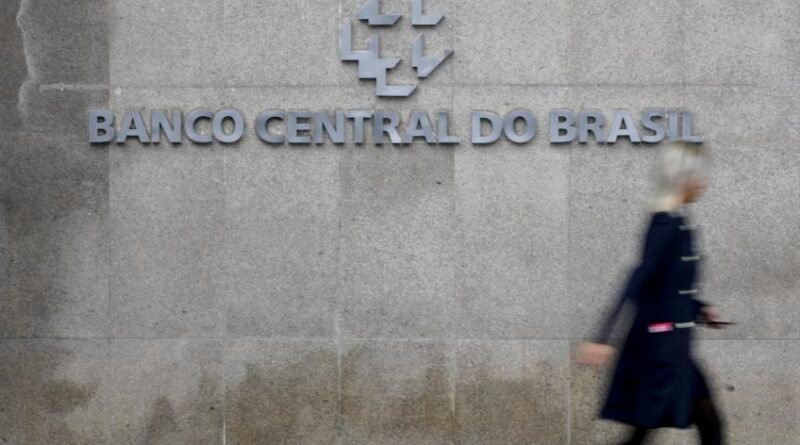Dólar encerra dia a R$ 5,001 enquanto Bolsa registra queda de 2,05% na Super Quarta