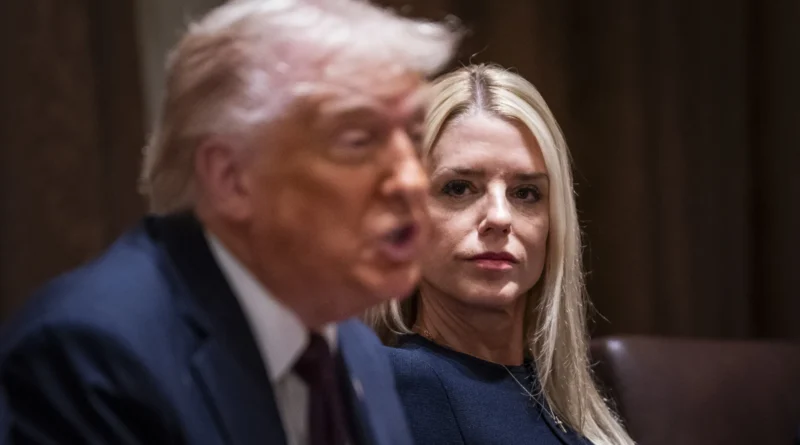Donald Trump exonera a procuradora-geral dos EUA, Pam Bondi
