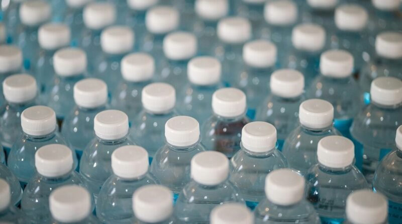 Estudo revela que um litro de água em garrafinhas contém 240 mil fragmentos de microplásticos