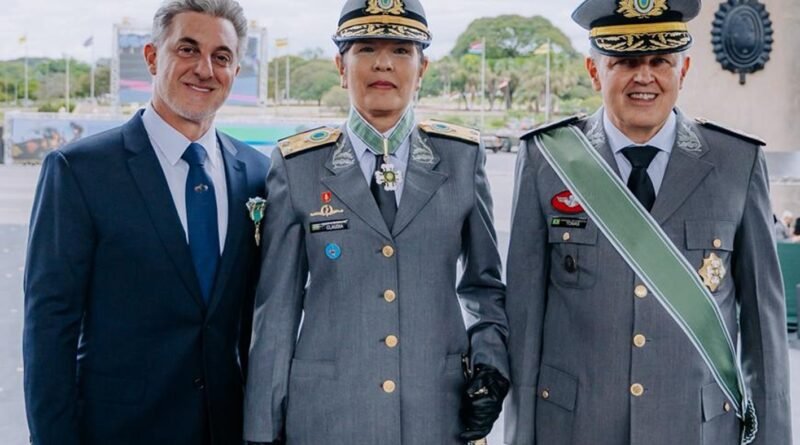 Exército concede medalha oficial a Luciano Huck