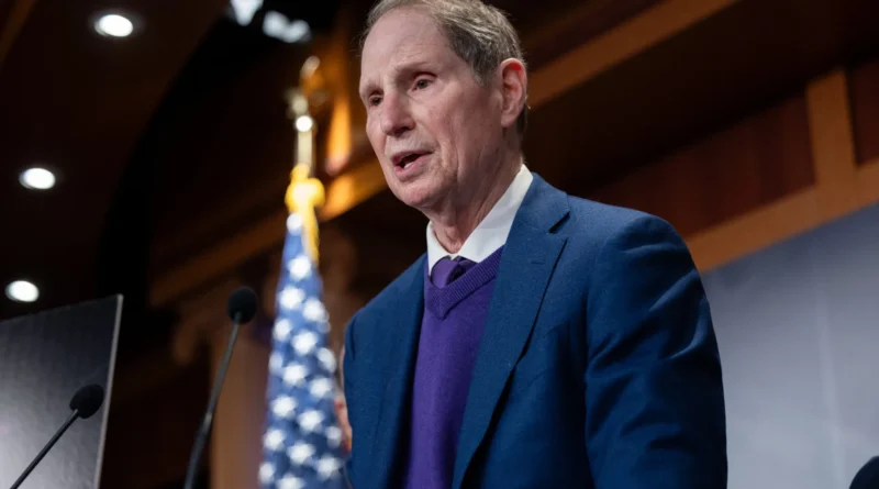 Filho de senador democrata é revelado em troca de e-mails com Epstein