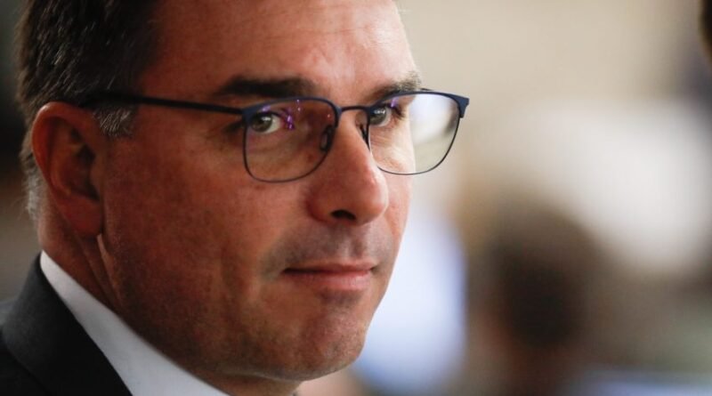 Flávio responde a críticas de indígena e afirma que governará para todos