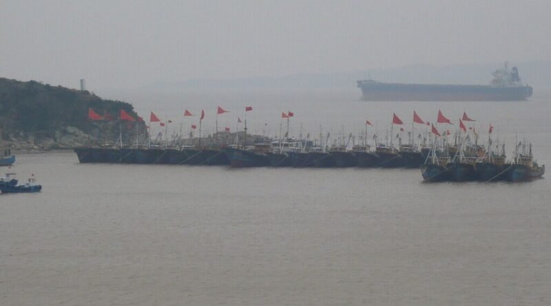 Frota fantasma da China: imagens de satélite expõem motivo alarmante para a presença de milhares de barcos na costa do Japão