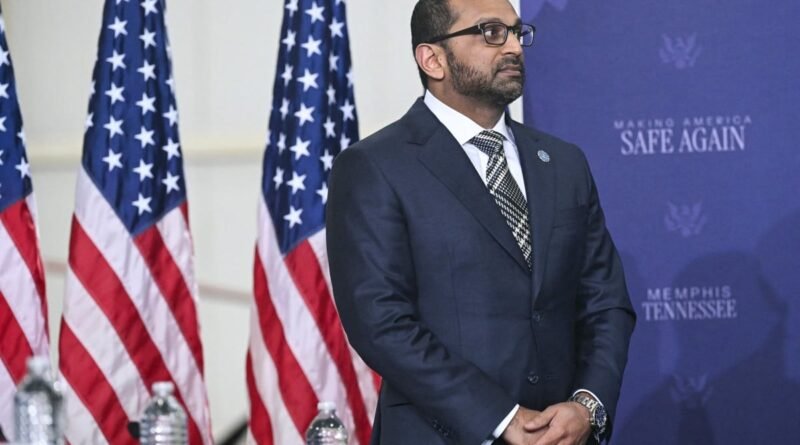 Gestão do novo chefe do FBI é caracterizada por ausências e comportamento paranoico, aponta site