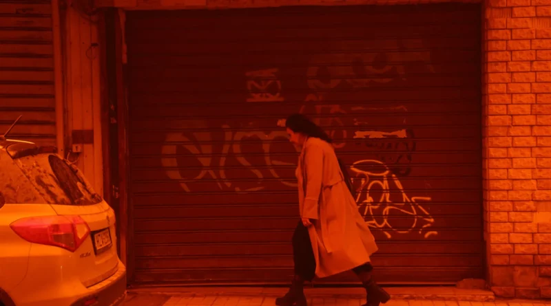 Grécia é coberta por poeira do Saara e cidades ganham manto vermelho