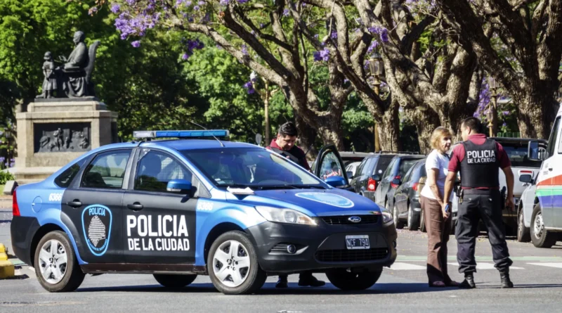 Homem é detido por manter filho de 11 anos em jaula