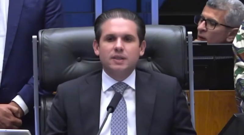 Hugo Motta elogia presidente e relator da CCJ pela aprovação da PEC 6x1