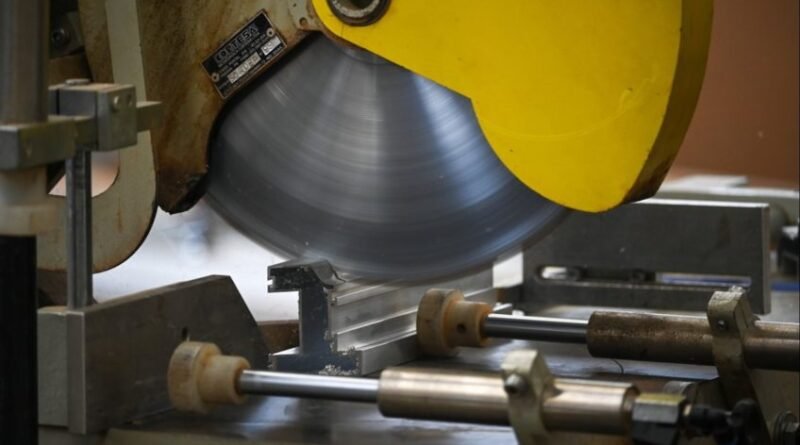 Indústria nacional registra crescimento de 0,9% em fevereiro