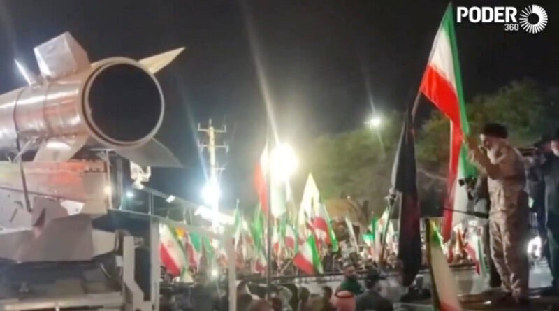 Irã exibe imagens de desfile de mísseis em Teerã