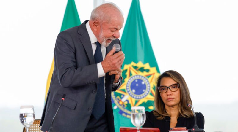 Janja orienta Lula durante sanção de leis de proteção à mulher