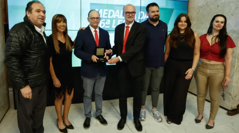 João Bosco Vaz é homenageado com Medalha da 56ª Legislatura