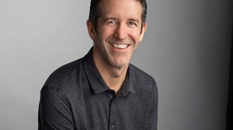 John Ternus é o novo sucessor de Tim Cook à frente da Apple