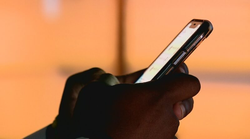 Jovens passam um mês sem smartphone e relatam melhora no bem-estar após detox digital