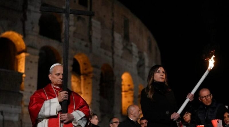 Leão 14 participa de Via Sacra em Roma carregando cruz de madeira