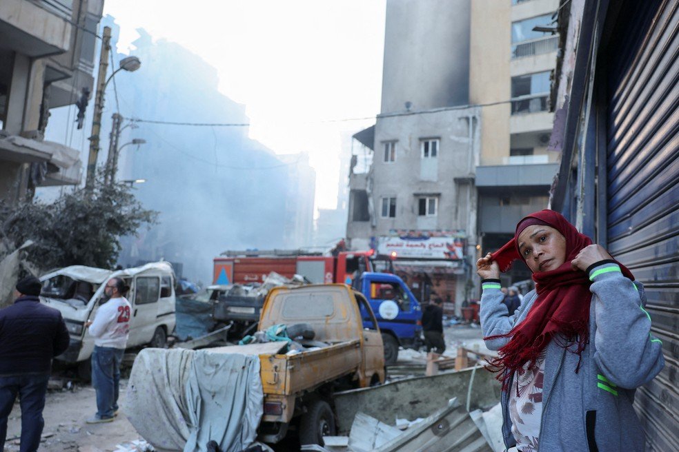 Civis próximos a escombros após ataque israelense em Beirute, no Líbano, em 8 de abril de 2026.