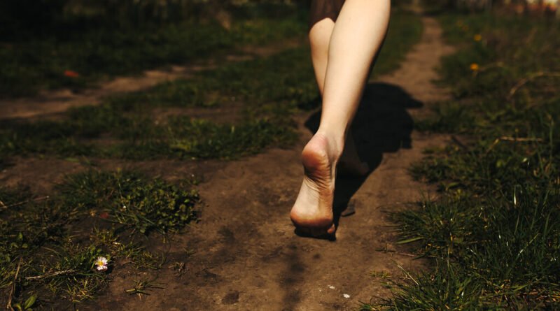 Limite da tecnologia em calçados para caminhada é desafiado por nova tendência de não usá-los