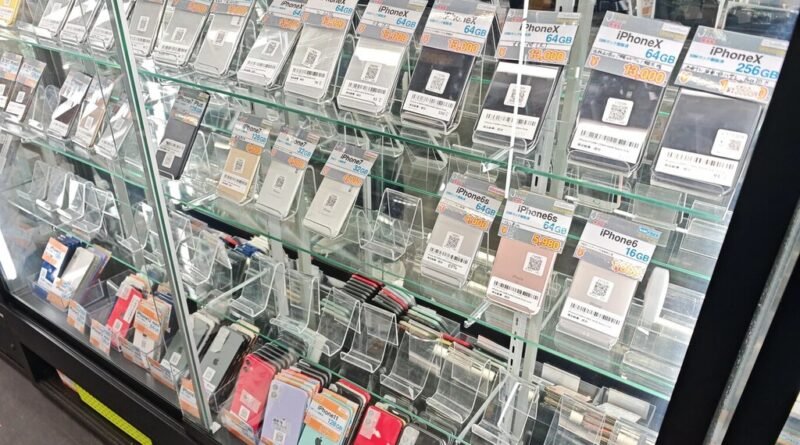 Lojas de eletrônicos no Japão atraem consumidores com variedade de quinquilharias irresistíveis