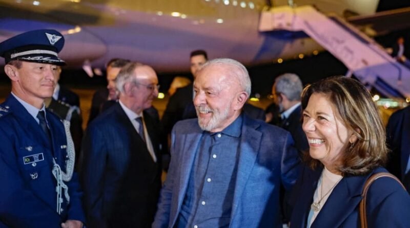 Lula chega a Barcelona e inicia turnê pela Europa