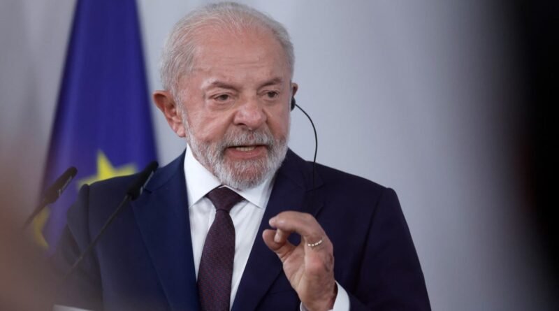 Lula divulga pacote de 22 bilhões de reais destinado a caminhoneiros