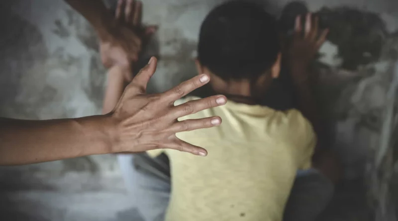 Menino é resgatado em estado de vulnerabilidade após quase dois anos preso em van