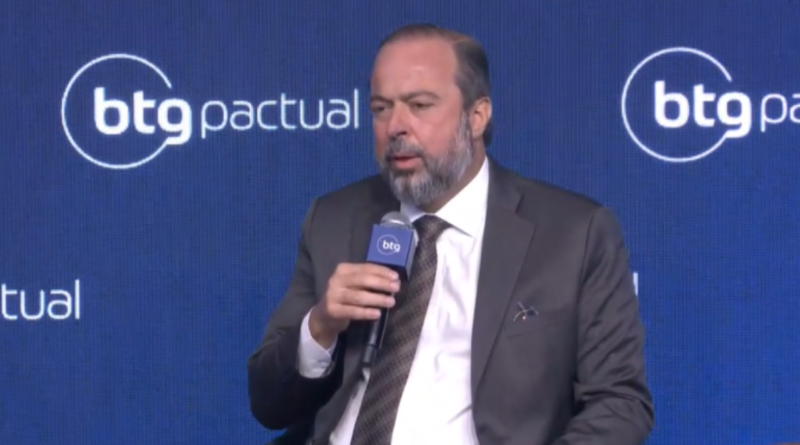 Ministro afirma que investigações apontam para quem se beneficia do aumento dos combustíveis