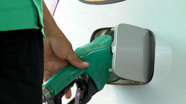 Ministro de Minas e Energia anuncia discussão sobre aumento do teor de etanol na gasolina para maio